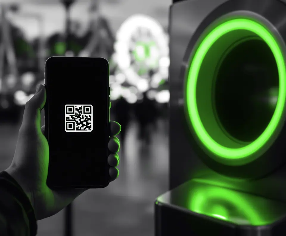 Boleta digital con código QR en un celular frente al torniquete de un parque: la compra en línea que habilita una agencia de ecommerce