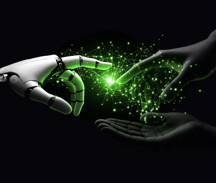 Una mano robótica y una mano humana se acercan a una red de nodos iluminada: la colaboración entre personas e IA que implementa una agencia de IA