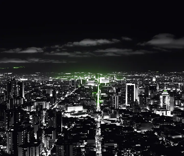 Vista aérea nocturna de Bogotá con sus avenidas iluminadas, la ciudad sede de nuestra agencia SEO