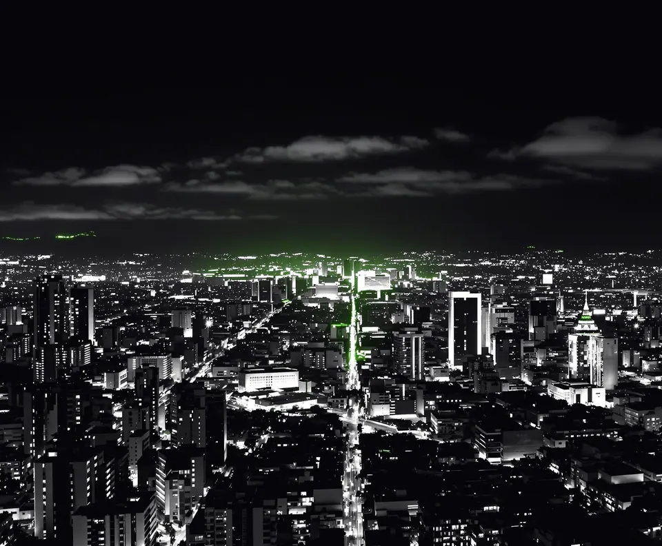 Vista aérea nocturna de Bogotá con sus avenidas iluminadas, la ciudad sede de nuestra agencia SEO