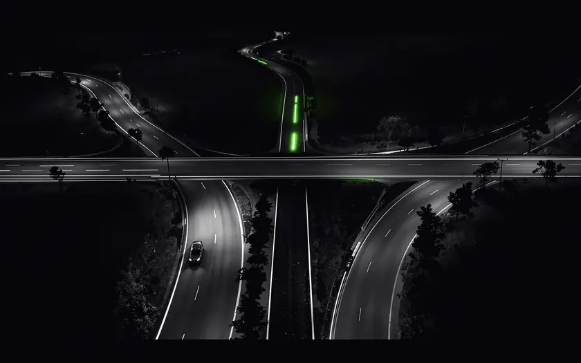 Diferencia entre SEO y SEM: una carretera nocturna que se divide en un camino orgánico y un carril rápido con estelas de luz