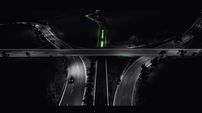 Diferencia entre SEO y SEM: una carretera nocturna que se divide en un camino orgánico y un carril rápido con estelas de luz