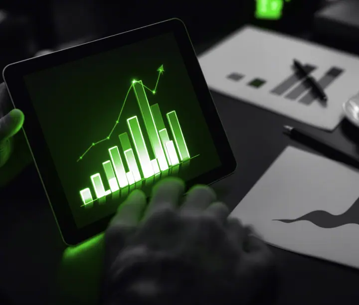 Manos con una tableta y una gráfica de barras en ascenso sobre informes: los resultados de nuestros casos de éxito de marketing digital