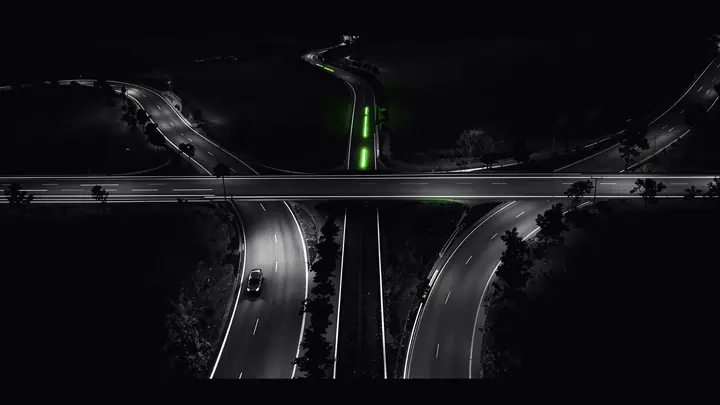 Diferencia entre SEO y SEM: una carretera nocturna que se divide en un camino orgánico y un carril rápido con estelas de luz